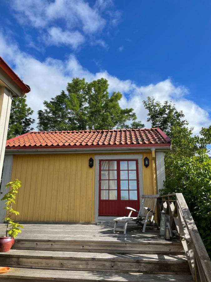 Gaesthus Med Utsikt Oever Drottningholms Slott Exterior foto